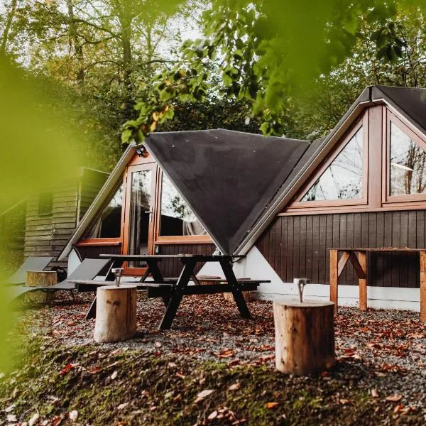 Chambre avec jacuzzi ou Chalets dans les bois，位于Gesves的酒店