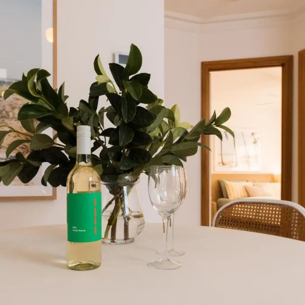 Cool beachside apartment on Jetty Road Brighton，位于布赖顿的酒店