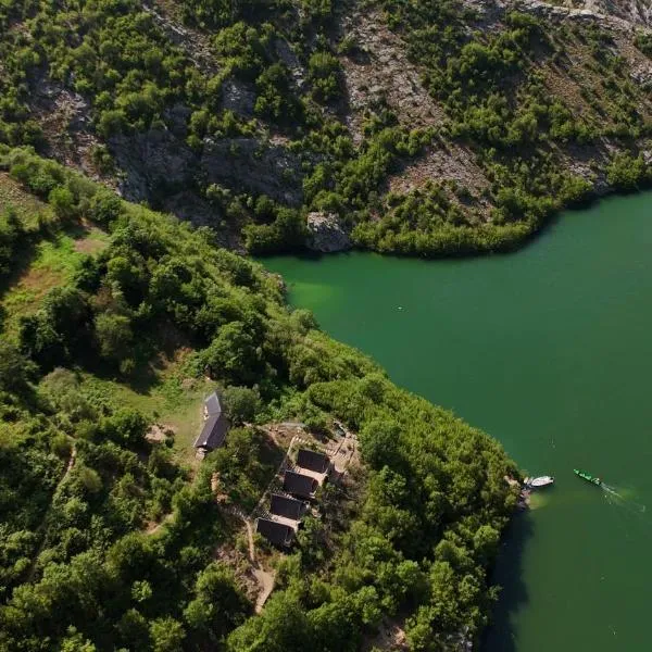 Twin Villas Komani Lake，位于Koman的酒店