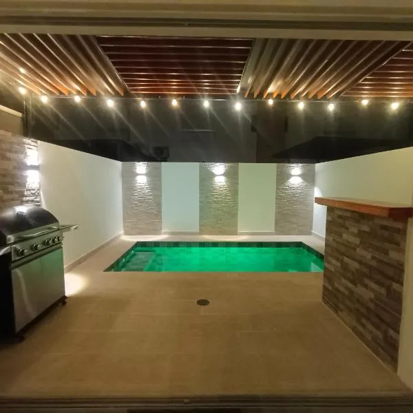 Espectacular casa, piscina privada- Ricaurte，位于里考尔特的酒店