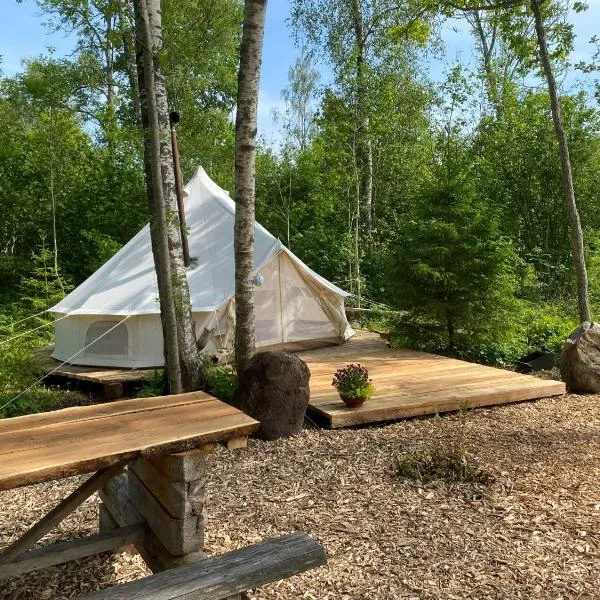 Off-grid forest glamping，位于Karuse的酒店