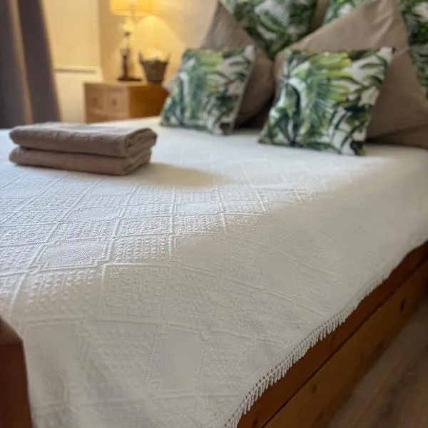 Chambre Bohème chic avec jacuzzi，位于Liouc的酒店