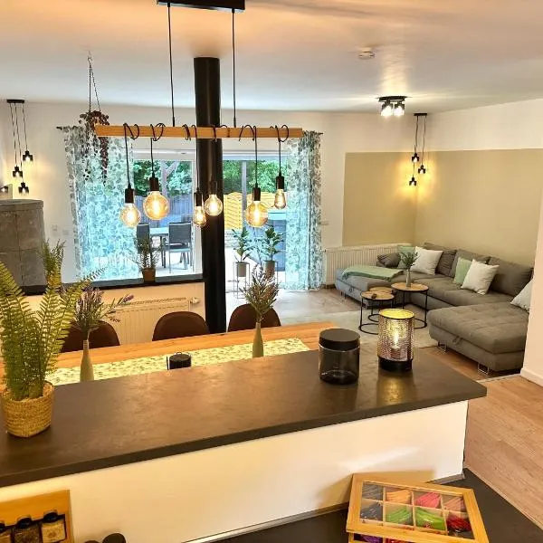 Haus am Wald mit Whirlpool, Garten, Kamin und voll ausgestatteter Küche，位于施托尔贝格的酒店