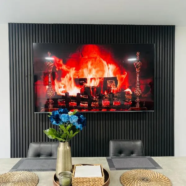 Luxurious New Home Near Airport，位于威森肖的酒店