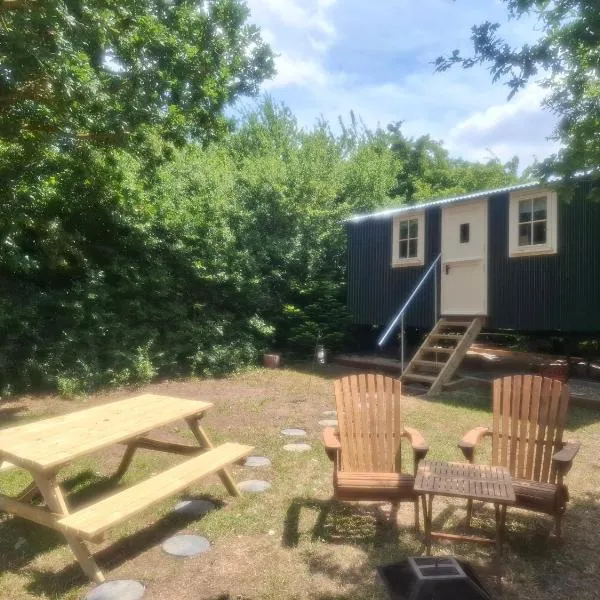 Hill Top Hideaway Shepherds Hut with Hot Tub，位于Woodham Mortimer的酒店