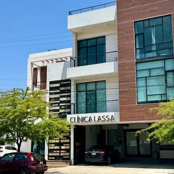 Suites Lassa，位于恩塞纳达港的酒店