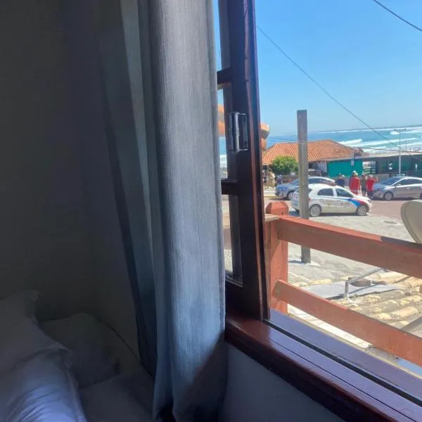 Suites e Quartos Em frente a Praia Grande -Na orla Flavia Alessandra，位于阿拉亚尔-杜卡布的酒店