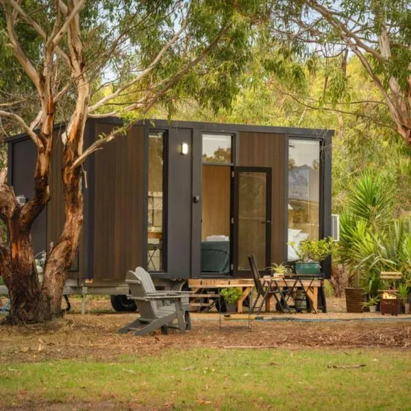 Bush Serenity by the Sea by Tiny Away，位于Bolwarra的酒店