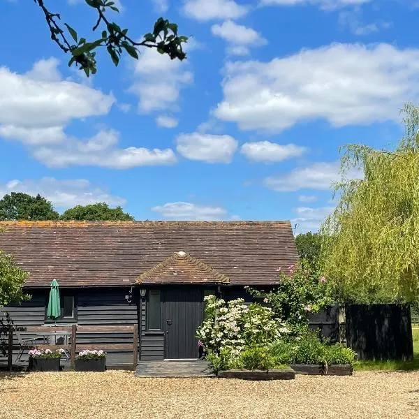Maplehurst Barn Stables，位于Staplehurst的酒店