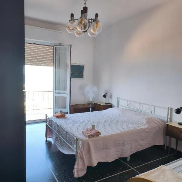 Casa Fannì Comodità, vista mozzafiato, parcheggio，位于瓦拉泽的酒店