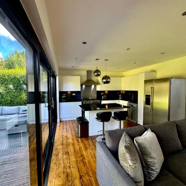 Zarza House 4 bedroom Home Sleeps 8 large Garden wifi and free Parking，位于哈特菲尔德的酒店
