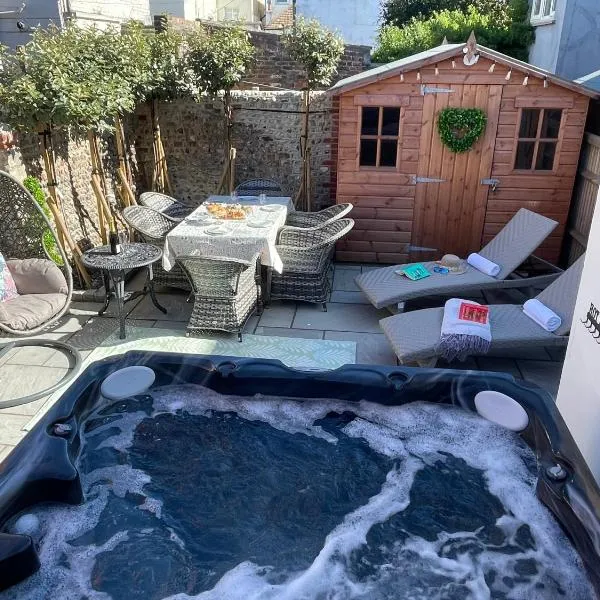 Luxury Georgian home, hot tub, sea view, private garden, sleeps 6，位于博格诺里吉斯的酒店