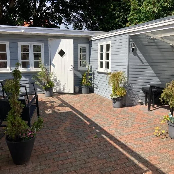 Indbydende bed & breakfast med dejlig gårdhave，位于兰讷斯的酒店