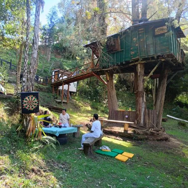 Casa en el Arbol - Cerca Metrocable ARVI - Camping，位于瓜尔内的酒店