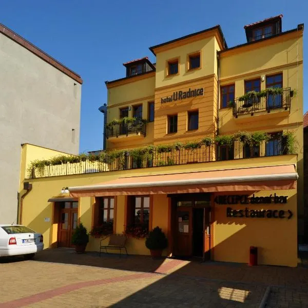 乌雷德尼斯酒店，位于Počedělice的酒店
