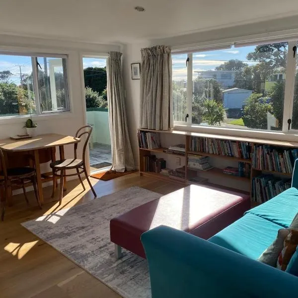 Sunny cosy getaway near beach，位于Paekakariki的酒店