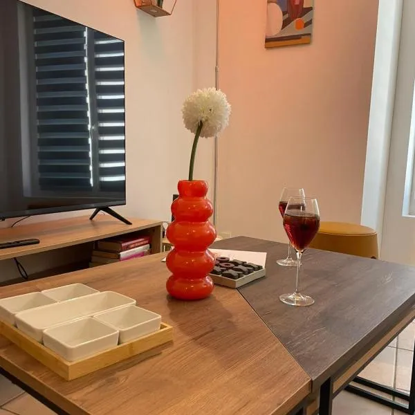 Nouveau! Appartement climatisé à 100m du marché- Tendance 70's，位于叙热尔的酒店