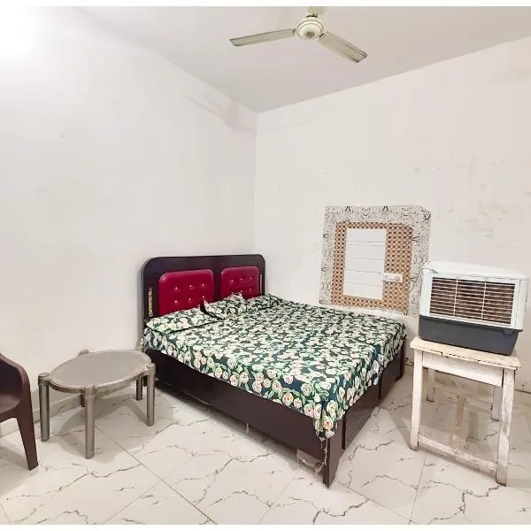HOTEL SHREE MATE Near Shri Hanuman Garhi Mandir - Junction Railway Station - Fully Air Conditioned Room- A Top Rated Hotel，位于Ayodhya的酒店