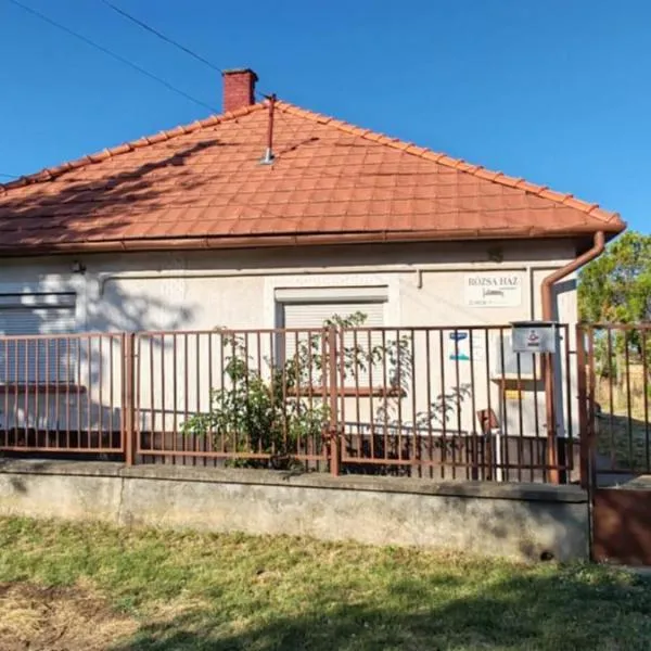 Rózsa Ház，位于Mélykút的酒店