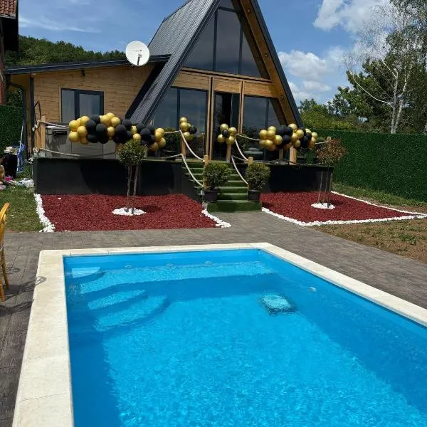 A-Frame Wellness Villa with Private Pool, Sauna & Jacuzzi near Belgrade，位于Koraćica的酒店