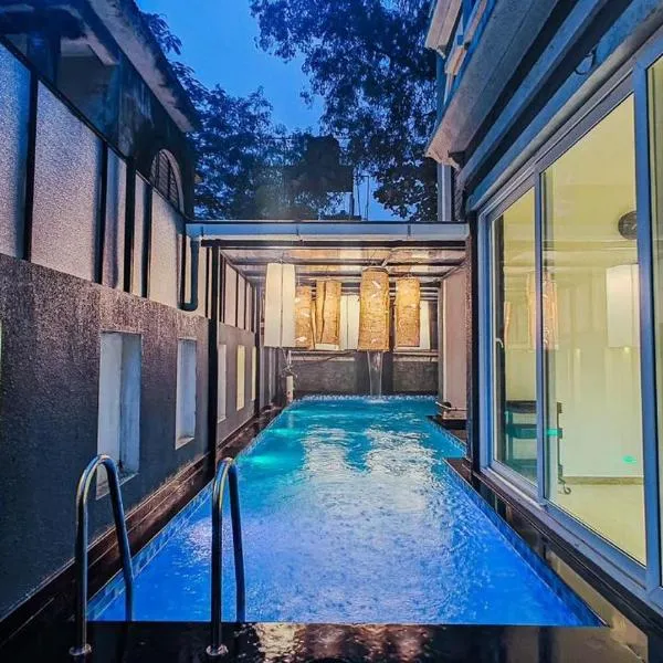 Twilight Stays ll3BHK Villa ll Swimming Pool ll AC ll BBQ，位于罗纳瓦拉的酒店