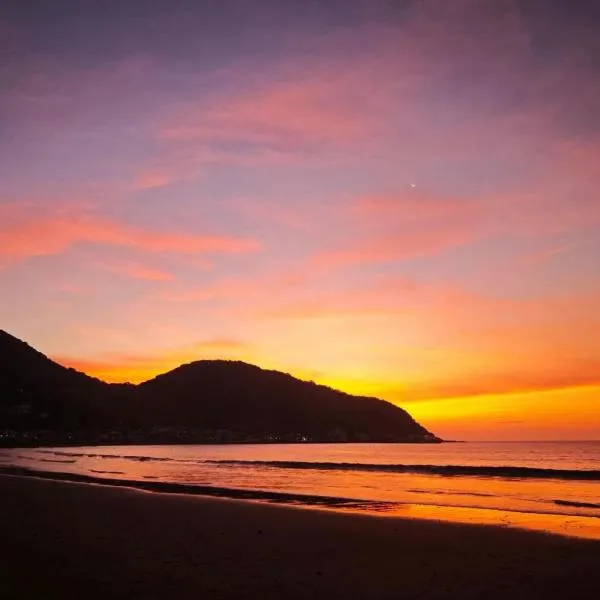 源泉掛け流し温泉付きの宇佐美貸切宿 お宿 喜喜哀楽 Oyado Kikiairaku #IG2，位于伊东的酒店