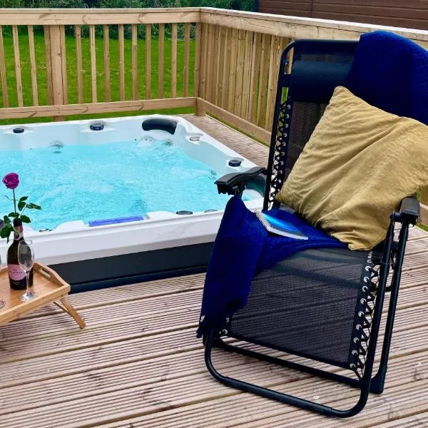 Hot Tub Lodge 5 Star Country Park，位于Amotherby的酒店