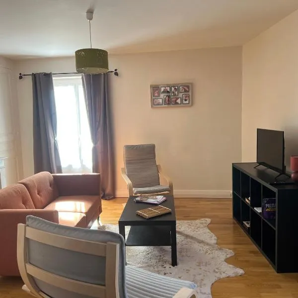 Joli duplex plein centre, parking sur demande à la réservation，位于伊苏瓦尔的酒店