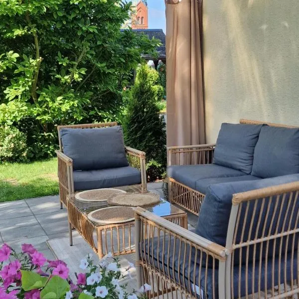 "Jabłonie i grusze" Nice home in a big garden with sauna and wifi，位于皮拉的酒店