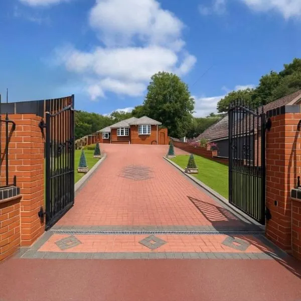 Spacious Bungalow - Hot Tub, Garden, Gated Parking，位于达德利的酒店