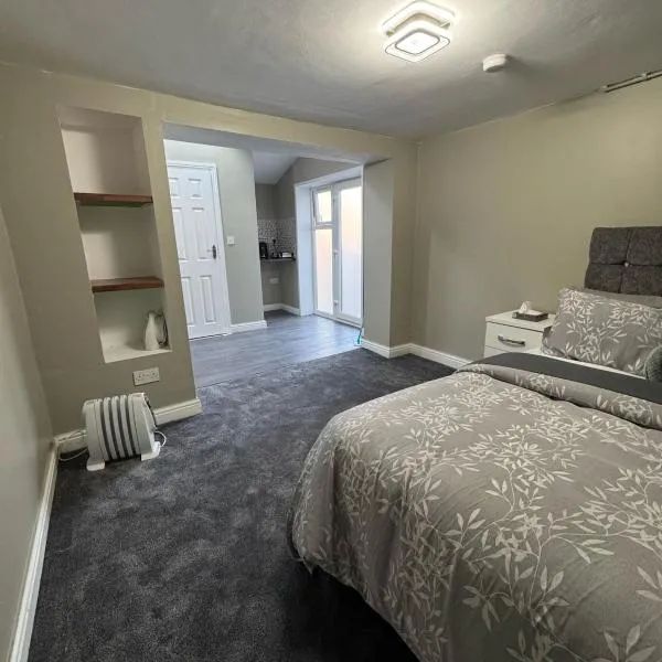Private Studio Retreat with WiFi & HD TV & Workspace，位于哈德斯菲尔德的酒店