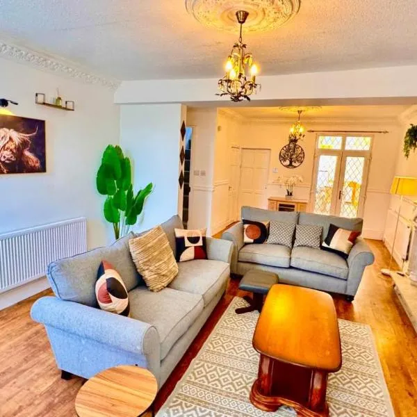 5-Bed Home in Nicholson, Close to Sheffield City Centre, Parking & Wi-Fi, Sleeps 10，位于Heeley的酒店
