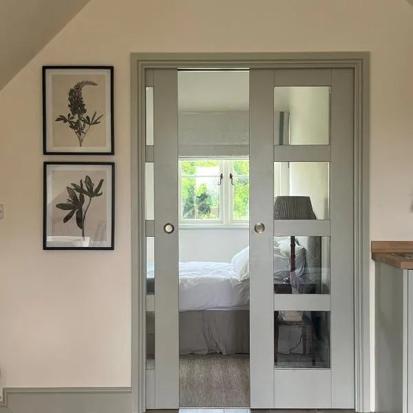 Charming one bedroomed pied a terre in rural locations，位于奇彭纳姆的酒店