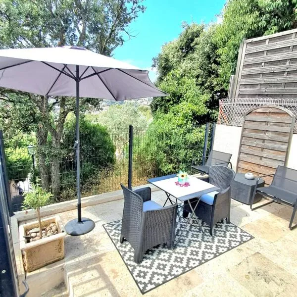 Studio rénové avec terrasse ST RAPHAEL，位于圣拉斐尔的酒店
