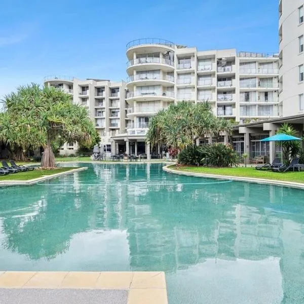 Rooftop Apartment - Heated Pool & Beach access，位于马库拉的酒店