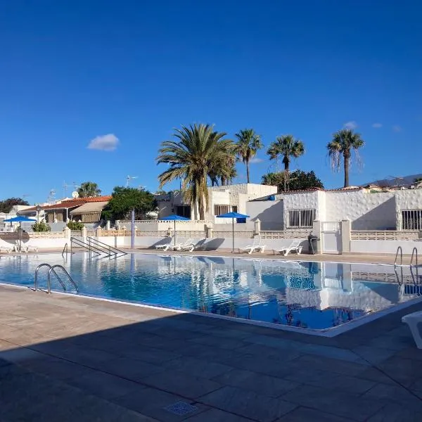 Casa M&M, relax, big terrace, swimming pool，位于阿罗纳的酒店
