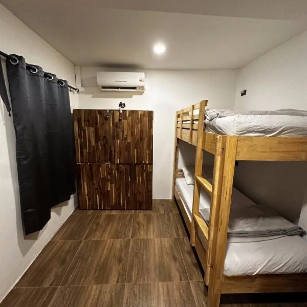 Monkey's Hostel，位于帕干岛的酒店