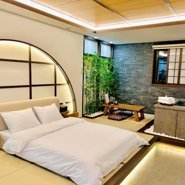 Yeosu Domar Hotel，位于丽水市的酒店