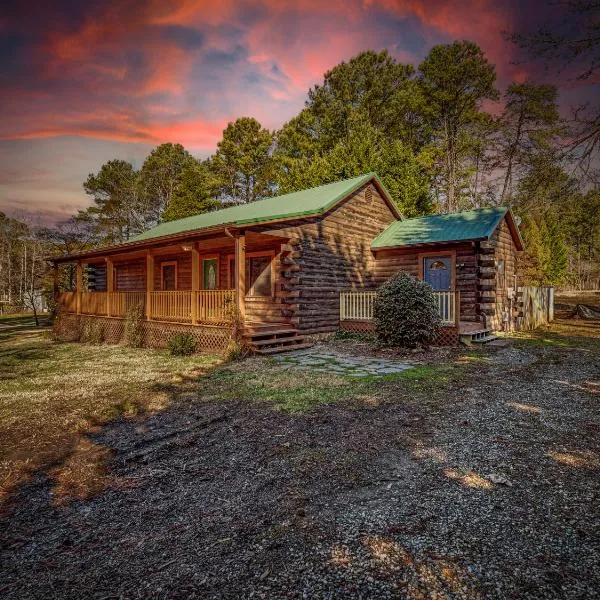 Lake Norman Retreat with Hot Tub, Kayaks & Paddleboards，位于穆尔斯维尔的酒店