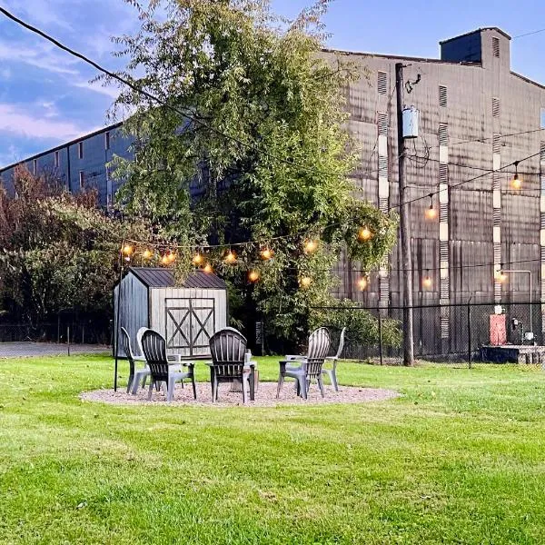 Charming 4BR with Fire Pit Next to Barton 1792，位于巴兹敦的酒店