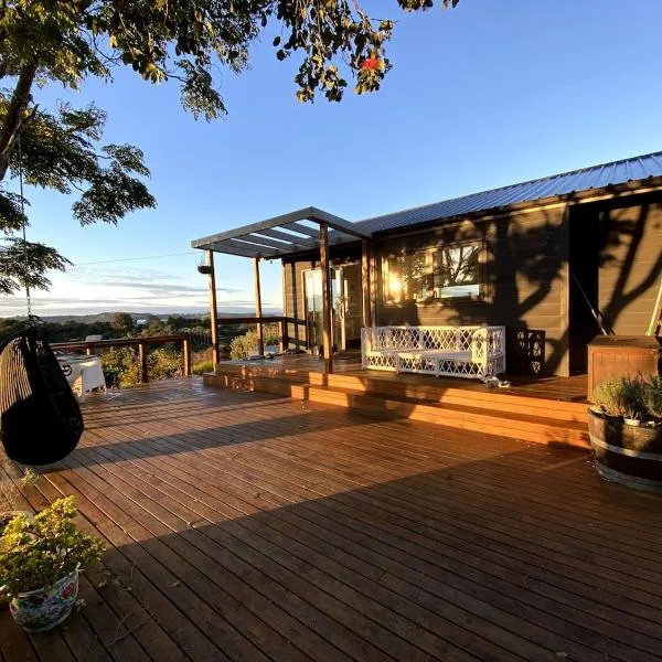 Family home - stunning sea views!，位于Waiheke Island的酒店