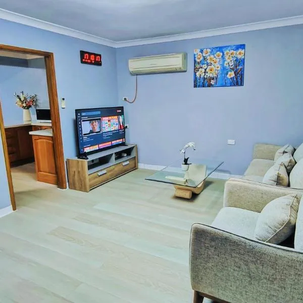 Helen's Cosy House In Miller，位于Mount Pritchard的酒店