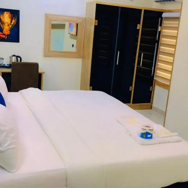 Triple J Universal Hotel and Suites，位于阿沙巴的酒店