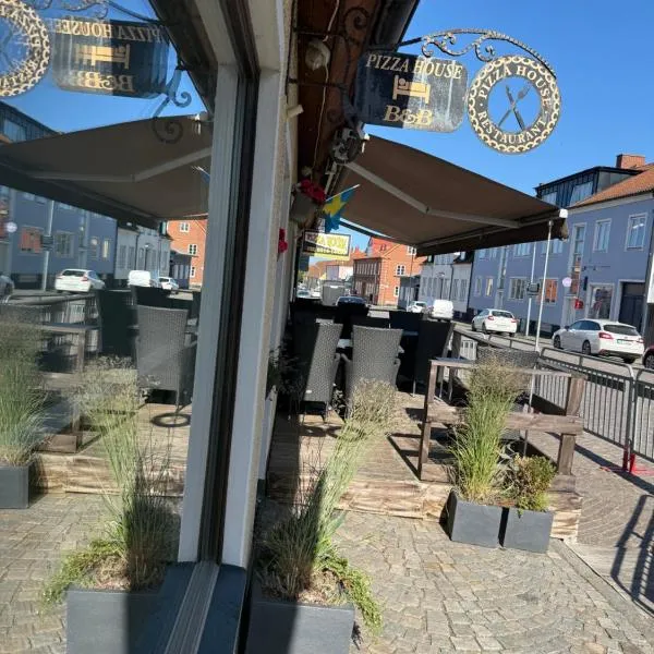 Pizza House Bed Simrishamn，位于锡姆里斯港的酒店