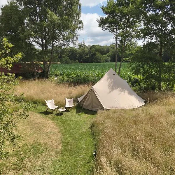 Boutique tent bij Laaken op Zand unieke plek in het groen met luxe bed，位于福尔登的酒店