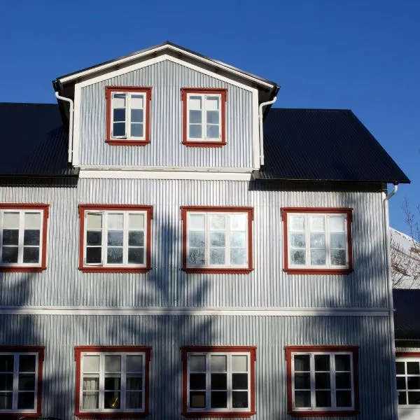 胡萨维克老校舍公寓，位于Granastaðir的酒店