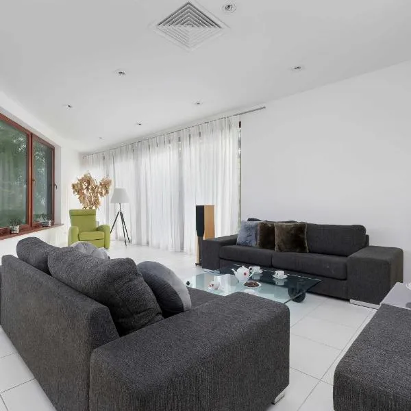 Two-level Modern Apartment with Spacious Terrace - Ideal Place for the Holiday by Noclegi Renters，位于维塞乌卡的酒店