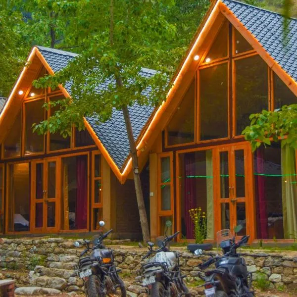 Eco-Himalayas Cottages - Tirthan Valley，位于Gushaini的酒店