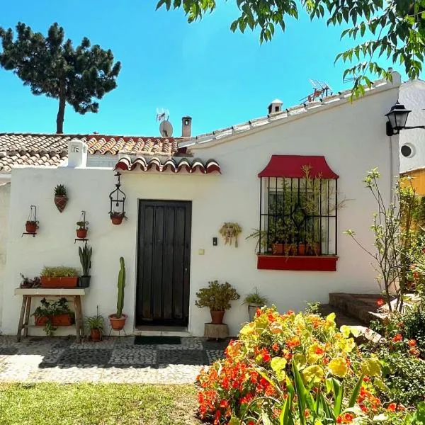 Authentic Spanish House with Terrace 10min Beach Walk，位于马贝拉的酒店