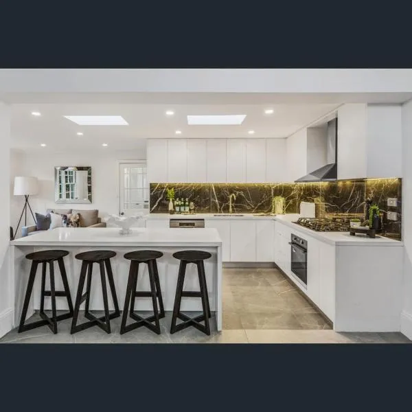 Spacious 5BD Garden House in Hornsby close 2 train,位于霍恩斯比的酒店